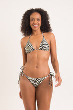 Laden Sie das Bild in den Galerie-Viewer, Model Front: Rio De Sol Bas Bottom Wild-Black Lacinho
