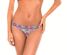Laden Sie das Bild in den Galerie-Viewer, Model Front: Rio De Sol Bas Calcinha Folk Strappy
