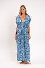 Laden Sie das Bild in den Galerie-Viewer, Model Front: Rio De Sol Vêtement De Plage Chuva Long Dress Soleil
