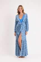 Laden Sie das Bild in den Galerie-Viewer, Model Front: Rio De Sol Vêtement De Plage Chuva Long Dress Verona
