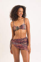 Laden Sie das Bild in den Galerie-Viewer, Model Front: Rio De Sol Jupe De Page Cobra Mini-Sarong
