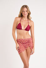 Laden Sie das Bild in den Galerie-Viewer, Model Front: Rio De Sol Jupe De Page Floral-Scales Mini Skirt Ruched
