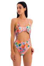 Laden Sie das Bild in den Galerie-Viewer, Model Front: Rio De Sol Une Pièce Frutti Ivy
