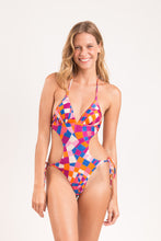 Laden Sie das Bild in den Galerie-Viewer, Model Front: Rio De Sol Une Pièce Funny Trikini
