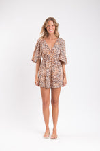 Laden Sie das Bild in den Galerie-Viewer, Model Front: Rio De Sol Mini Dress Leopard Mini Dress
