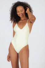Laden Sie das Bild in den Galerie-Viewer, Model Front: Rio De Sol Une Pièce Off-White Hype
