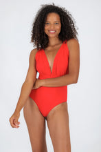 Laden Sie das Bild in den Galerie-Viewer, Model Front: Rio De Sol Une Pièce Rouge Marina
