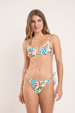 Laden Sie das Bild in den Galerie-Viewer, Model Front: Rio De Sol Ensemble Set Al-Mare Tri-Fixo Cheeky-Micro
