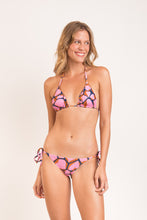 Laden Sie das Bild in den Galerie-Viewer, Model Front: Rio De Sol Ensemble Set Amore-Pink Tri-Inv Lacinho
