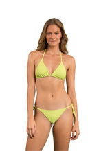 Laden Sie das Bild in den Galerie-Viewer, Model Front: Rio De Sol Ensemble Set Bora-Citrus Tri-Inv Lacinho
