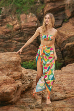 Laden Sie das Bild in den Galerie-Viewer, Image 11: Rio De Sol Ensemble Set Garden-City Bandeau-Reto Hotpant-Cos
