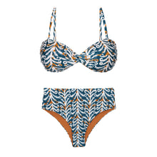 Laden Sie das Bild in den Galerie-Viewer, Product Front: Rio De Sol Ensemble Set Ikat Twist Hotpants

