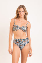 Laden Sie das Bild in den Galerie-Viewer, Model Front: Rio De Sol Ensemble Set Ikat Twist Hotpants
