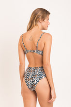 Laden Sie das Bild in den Galerie-Viewer, Model Back: Rio De Sol Ensemble Set Ikat Twist Hotpants
