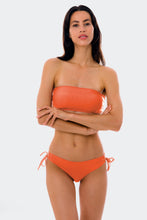 Laden Sie das Bild in den Galerie-Viewer, Model Front: Rio De Sol Ensemble Set Light-Peach Bandeau-Reto Madrid
