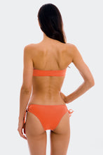 Laden Sie das Bild in den Galerie-Viewer, Model Back: Rio De Sol Ensemble Set Light-Peach Bandeau-Reto Madrid
