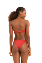 Laden Sie das Bild in den Galerie-Viewer, Model Back: Rio De Sol Ensemble Set Malibu-Chili Bandeau-Duo Essential
