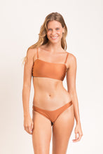 Laden Sie das Bild in den Galerie-Viewer, Model Front: Rio De Sol Ensemble Set Nocciola Bandeau-Reto High-Leg
