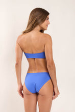 Laden Sie das Bild in den Galerie-Viewer, Model Back: Rio De Sol Ensemble Set Pacifica Lani Waikiki
