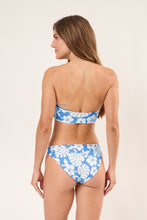 Laden Sie das Bild in den Galerie-Viewer, Model Back: Rio De Sol Ensemble Set Pua-Pacifica Lani Waikiki
