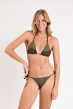Laden Sie das Bild in den Galerie-Viewer, Model Front: Rio De Sol Ensemble Set Radiante-Black Tri-Inv Cheeky-Tie
