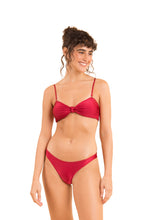 Laden Sie das Bild in den Galerie-Viewer, Model Front: Rio De Sol Ensemble Set Shimmer-Divino Bandeau-Joy Essential
