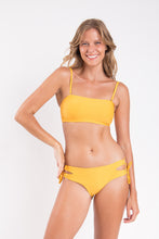 Laden Sie das Bild in den Galerie-Viewer, Model Front: Rio De Sol Ensemble Set Solar Bandeau-Reto Madrid
