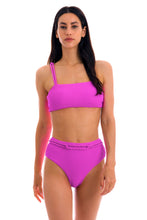 Laden Sie das Bild in den Galerie-Viewer, Model Front: Rio De Sol Ensemble Set St-Tpz-Pink Reto Hotpant-High
