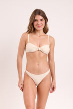 Laden Sie das Bild in den Galerie-Viewer, Model Front: Rio De Sol Ensemble Set Touch-Natural Bandeau-Joy Mia
