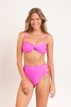 Laden Sie das Bild in den Galerie-Viewer, Model Front: Rio De Sol Ensemble Set Vita-Pink Twist Highwaist-Spin
