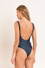 Laden Sie das Bild in den Galerie-Viewer, Model Back: Rio De Sol Une Pièce Shark Zoe
