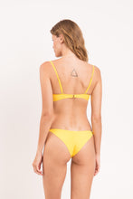 Laden Sie das Bild in den Galerie-Viewer, Model Back: Rio De Sol Haut Top Amarelo Bandeau-Crispy
