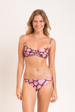 Laden Sie das Bild in den Galerie-Viewer, Model Front: Rio De Sol Haut Top Amore-Pink Bandeau-Crispy
