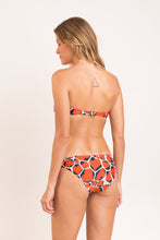 Laden Sie das Bild in den Galerie-Viewer, Model Back: Rio De Sol Haut Top Amore-Red Bandeau-Joy
