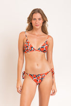 Laden Sie das Bild in den Galerie-Viewer, Model Front: Rio De Sol Haut Top Amore-Red Tri-Fixo
