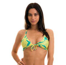 Laden Sie das Bild in den Galerie-Viewer, Model Front: Rio De Sol Haut Top Banana Yellow Micro
