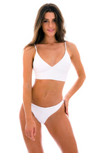 Laden Sie das Bild in den Galerie-Viewer, Model Front: Rio De Sol Haut Top Cotele-Branco Tri-Tank

