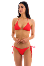 Laden Sie das Bild in den Galerie-Viewer, Model Front: Rio De Sol Haut Top Cotele-Tomate Tri-Inv
