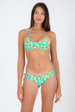 Laden Sie das Bild in den Galerie-Viewer, Model Front: Rio De Sol Haut Top Dubai Bralette
