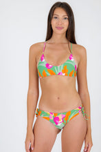 Laden Sie das Bild in den Galerie-Viewer, Model Front: Rio De Sol Haut Top Green-Bloom Bralette
