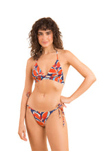 Laden Sie das Bild in den Galerie-Viewer, Model Front: Rio De Sol Haut Top Leaves Tri-Cos
