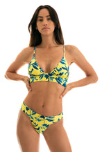 Laden Sie das Bild in den Galerie-Viewer, Model Front: Rio De Sol Haut Top Lemon Flower Tri Cos
