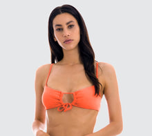 Laden Sie das Bild in den Galerie-Viewer, Model Front: Rio De Sol Haut Top Light-Peach Mila
