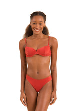 Laden Sie das Bild in den Galerie-Viewer, Model Front: Rio De Sol Haut Top Malibu-Chili Balconet

