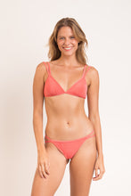 Laden Sie das Bild in den Galerie-Viewer, Model Front: Rio De Sol Haut Top Malibu-Nina Tri-Duo

