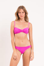 Laden Sie das Bild in den Galerie-Viewer, Model Front: Rio De Sol Haut Top Malibu-Rosa Bandeau-Duo
