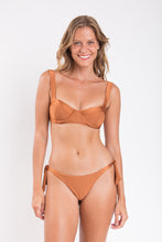Laden Sie das Bild in den Galerie-Viewer, Model Front: Rio De Sol Haut Top Nocciola Amelia
