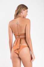Laden Sie das Bild in den Galerie-Viewer, Model Back: Rio De Sol Haut Top Nocciola Dune
