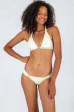Laden Sie das Bild in den Galerie-Viewer, Model Front: Rio De Sol Haut Top Off-White Mel
