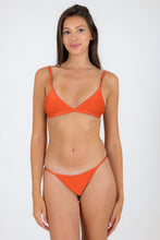 Laden Sie das Bild in den Galerie-Viewer, Model Front: Rio De Sol Haut Top Paprica Tri-Fixo
